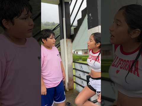 Daniela se hizo popo en la piscina