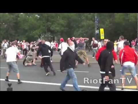 (HD) Brutalni polscy chuligani kontra rosyjscy kibice – EURO 2012, 12 czerwca 2012 (Polska kontra Rosja, Warszawa)
