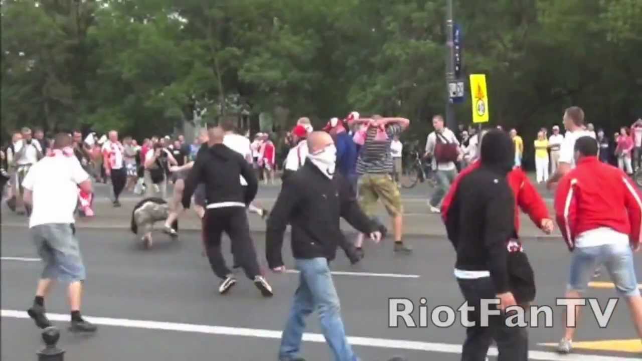 (HD) Brutalni polscy chuligani kontra rosyjscy kibice – EURO 2012, 12 czerwca 2012 (Polska kontra Rosja, Warszawa)