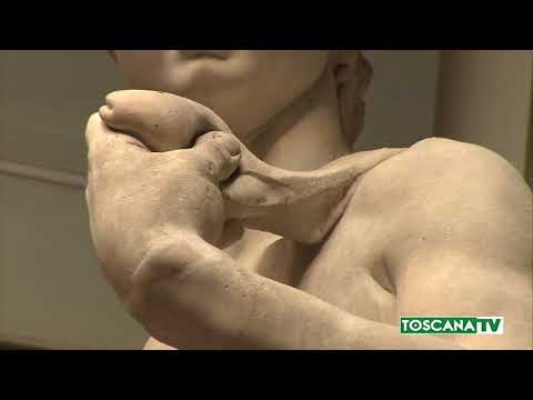 2018-08-11 FIRENZE - ACCADEMIA SOTTO IL DAVID CON I VENTAGLI DI CARTA