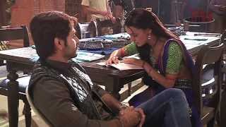 Download lagu Sanaya reads funny Hindi - Behind the Scenes of Rangrasiya mp3