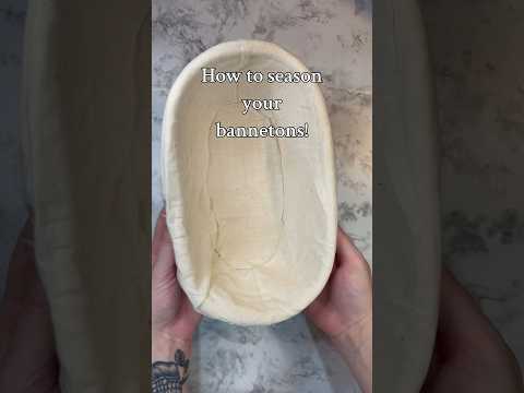 How to season your banneton baskets #Sourdough #banneton #sourdoughclub #sourdoughbaking