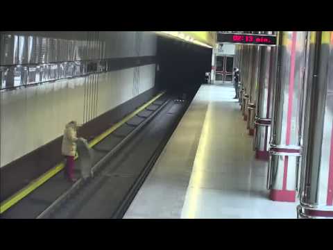 HAZARD V PRAZE - MUŽ SE POHYBOVAL V KOLEJIŠTI METRA