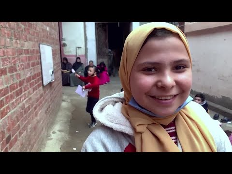エジプトの12歳児、学校閉鎖中に近所の人に教える (Egyptian 12-year-old teaches neighbors during school closure)