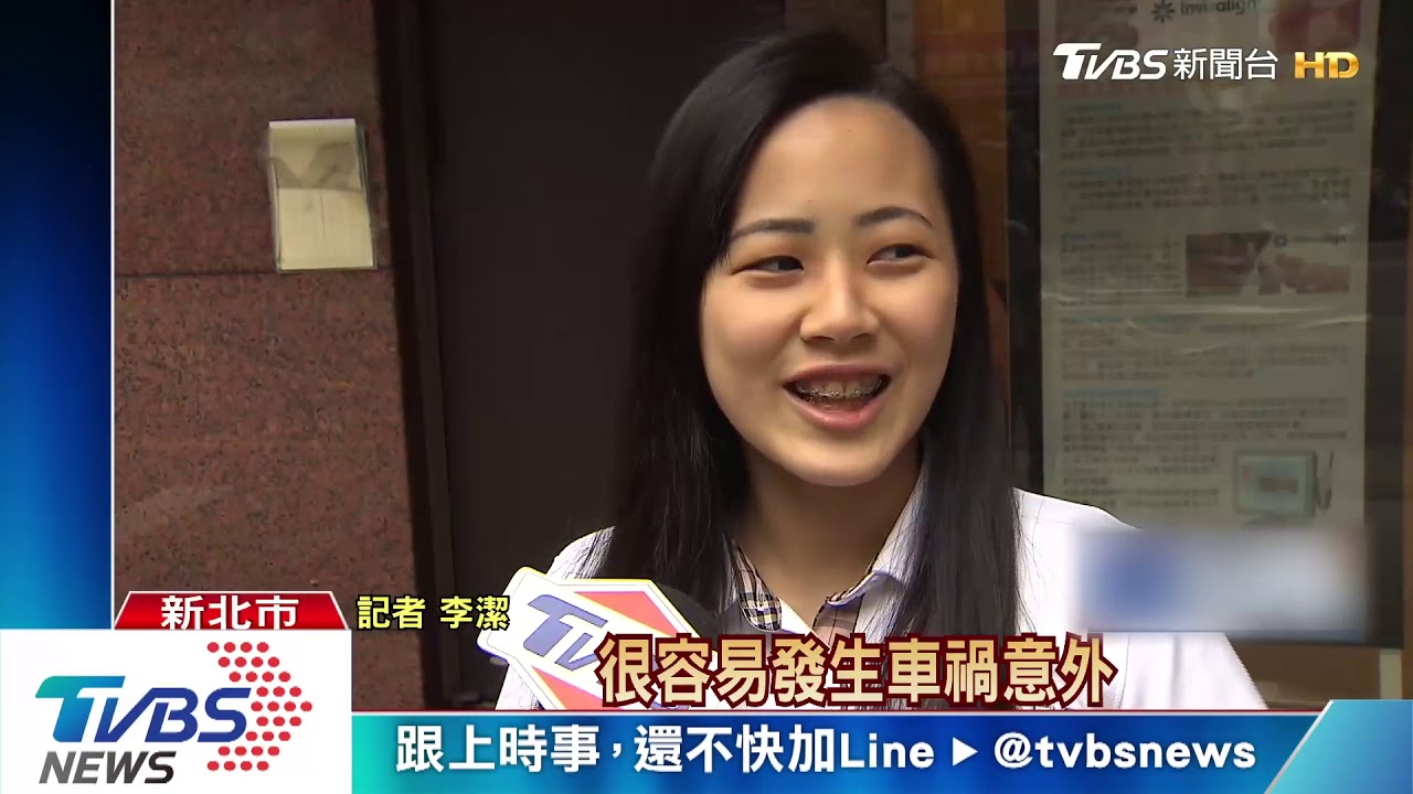 鑽車陣遭撞！　機車捲水泥車底　婦腿撕裂傷