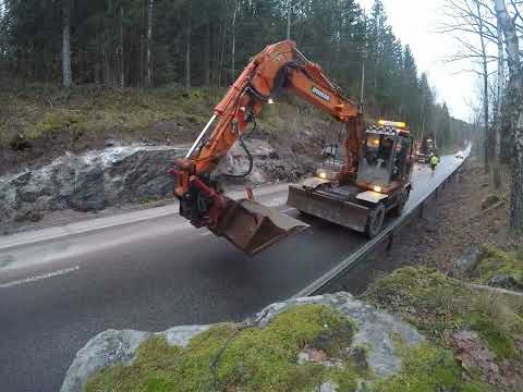 Breddning av väg, vi borrar och spränger bort berg.