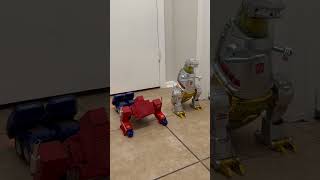 Download lagu Optimus Prime & Grimlock roll #transformers #optimusprime #shorts #robot #dinosaur #cool #fun #funny mp3