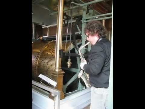 Stadsartiest Frank Vaganée speelt samen met de automaat