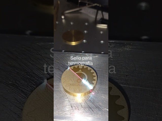 Vídeo relacionado con Placa conmemorativa personalizada grabada con láser en acabado oro. (MOSAICO)