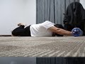 左で片足アブローラー10回 One leg 10 Ab Wheel