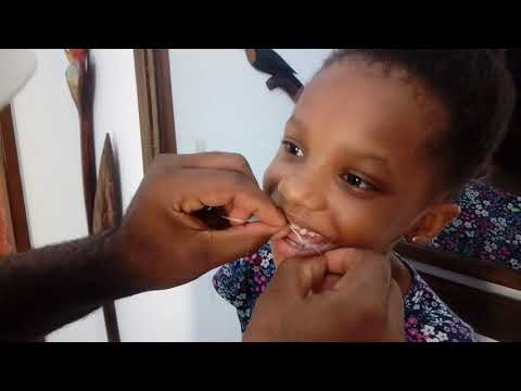 Arrancando dente em casa  com o  papai.