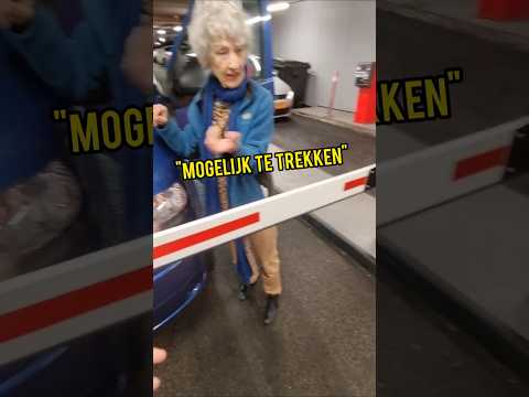 Oma zit VAST in PARKEERGARAGE en wilt HULP😨 #grappig