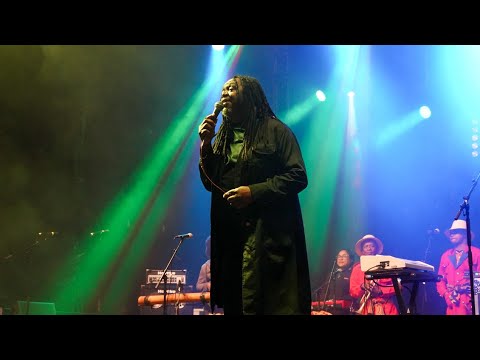 TARIKA ROSSY  "mbola ho avy"