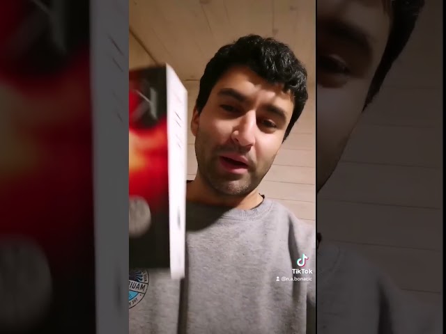 Vídeo relacionado con Boy in the Water
