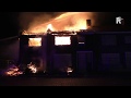 Slooppanden Hellevoetsluis in vuur en vlam, omwonenden geëvacueerd (Beelden: Video Duivestein)