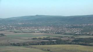 preview picture of video 'Pilis-tető irányából Pilisvörösvár és környéke panoráma, 120819-014'