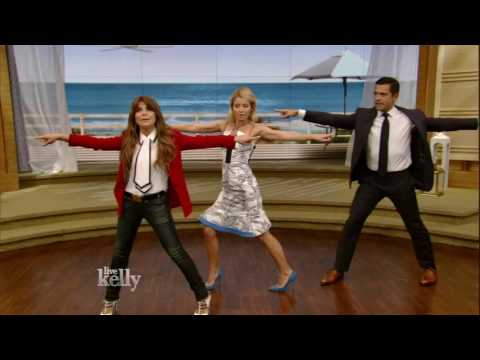 Η τραγουδίστρια και χορογράφος [[#Paula Abdul [Πώλα Άμπντουλ]#]] διδάσκει τα βήματα του "Straight Up" [«Στα ίσια»] (1988) στους παρουσιαστές της εκπομπής Live! with Kelly, Kelly Ripa [Κέλλυ Ρίπα] και Mark Consuelos [Μαρκ Κονσουέλος]. Πριν γίνει τραγουδίστρια, η Abdul ήταν επικεφαλής χορογράφος των Laker Girls [Λέικερ Γκερλς] και χορογράφησε μουσικά βίντεο της Janet Jackson [Τζάνετ Τζάκσον].