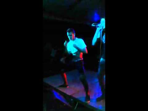 KING E DÊLLO(AOVIVO) SE JOGA NA PISCINA.