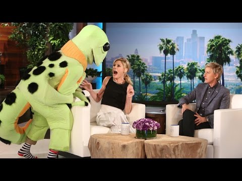 エレンはジュリー・ボーエンを怖がらせる (Ellen Scares Julie Bowen)
