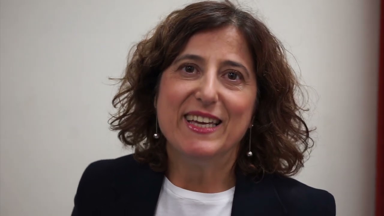 La giornalista Elvira Serra presenta il suo ultimo libro “Le voci di Via del Silenzio”