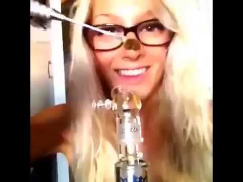 mujeres fumando marihuana