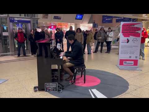 Surprised Passengers watch Pianist rockin Hannover Main Station