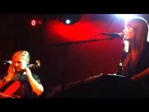 JENNIE ABRAHAMSON + LINNEA OLSSON "Hard To Come By" - live am 10.4.2013 im Bett, Frankfurt
