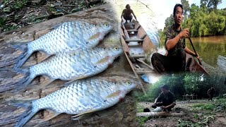September 19, 2025.Kinlapa Pamuansan//Eating fish salad in Lam Chen Wan