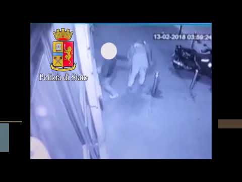 Sfonda vetrina di una farmacia per rubare