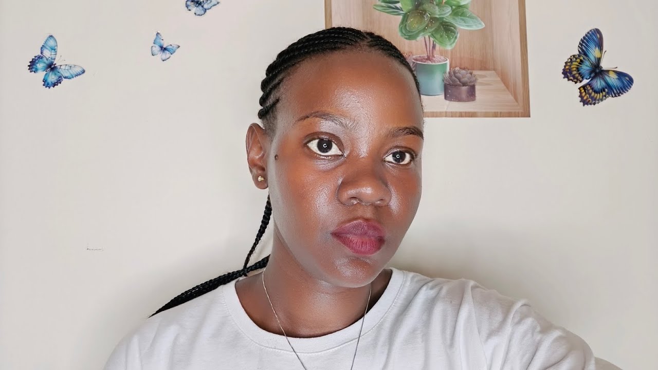 Embolo mu mana Obubonero kyolabila omukazi okukungu mubyekisenge