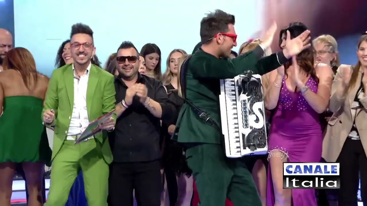 Giuseppe Spinelli - VULCANICO (tiburon) Canale Italia SPECIALE FARFALLINA Cantando Ballando