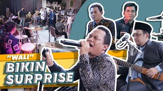 Download lagu Guardians Make a Surprise at a Wedding Party mp3