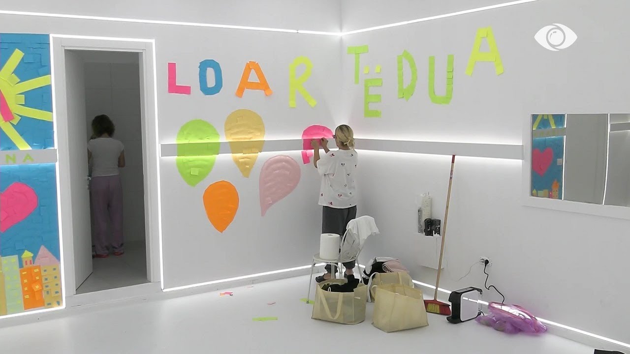 Ilnisa vijon ngjyros Dhomën e Bardhë, çfarë po pikturon banorja?