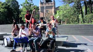 LE BARDI MANCHOT - I Want A Big Butter And Egg Man - Official Video