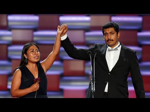 Emotivo momento de los Premios Platino protagonizado por Yalitza Aparicio y Tenoch Huerta