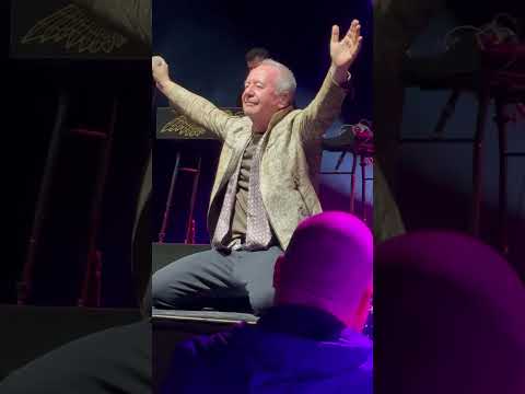 Jim Kerr demonstrates his flexibility skills. Simple Minds - Cardiff 27/3/2024