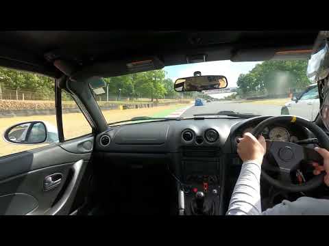 Honda civic type r ep3 k24 turbo vs Mx5 1.8 vvt turbo at brands hatch indy