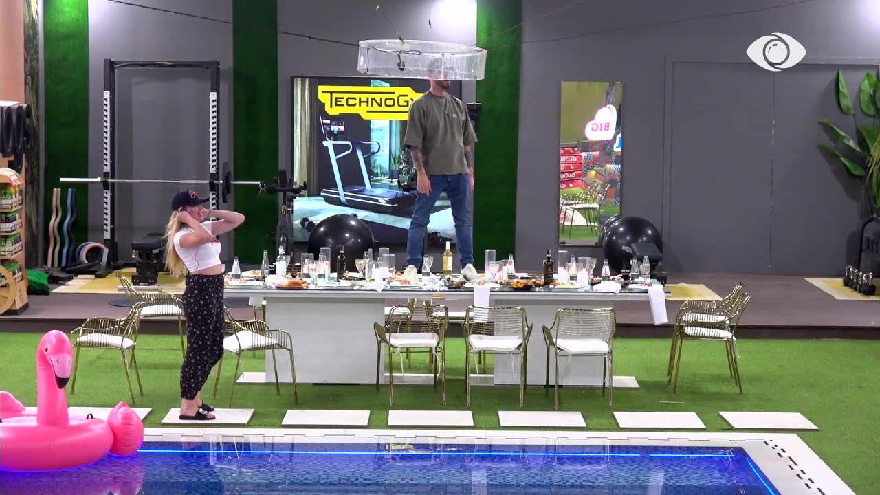 Ndizet atmosfera/ Pas Eglës, Romeo hipën mbi tavolinë, strip edhe për Heidin