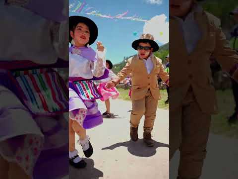 🌈 ¡Pura alegría! Niños bailando carnavales en Chincheros, Apurímac 🇵🇪