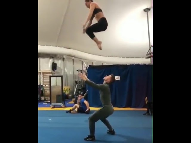 Смелось и доверие к партнеру - основные составляющие таких трюков