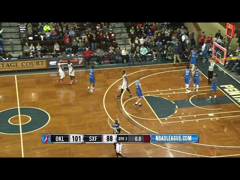 Marcus Posley beats the buzzer vs. the Blue