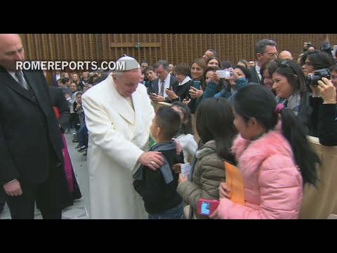El Papa Francisco recibe a los donadores del pesebre y el árbol de Navidad
