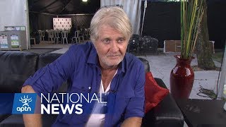 Behind the scenes with Canadian rocker Tom Cochrane | APTN News