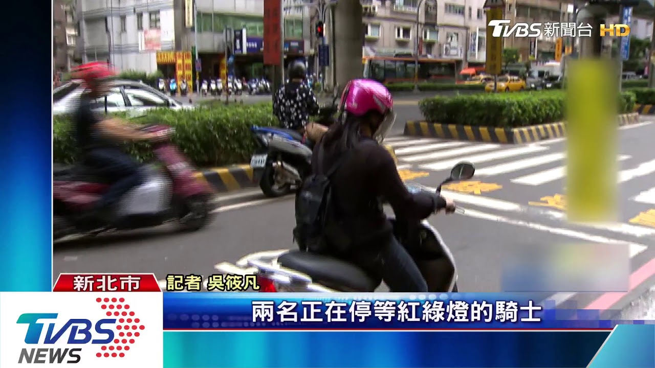 開車滑手機! 警攔查竟加速逃衝撞2騎士