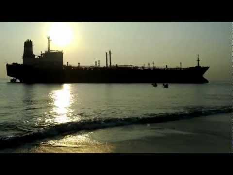 A Morning with a Stranded Ship