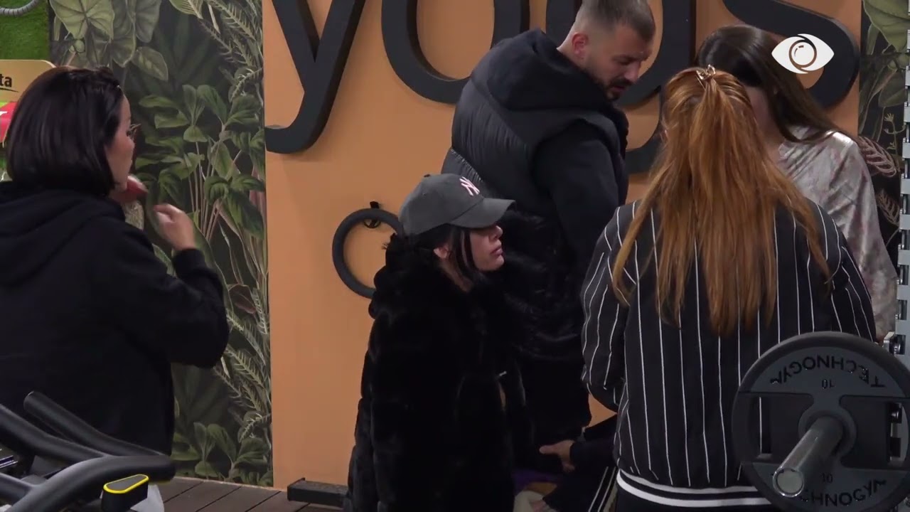 Që të mos merreni më.../ Egla hedh pjatën, ‘shpërthen’ Erjola: O idiote, është torta e babit tim