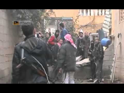 لحظة دخول كتائب الجيش الحر داخل فرع الأمن السياسي في دير الزور ضمن معكرة "فجر التحرير"