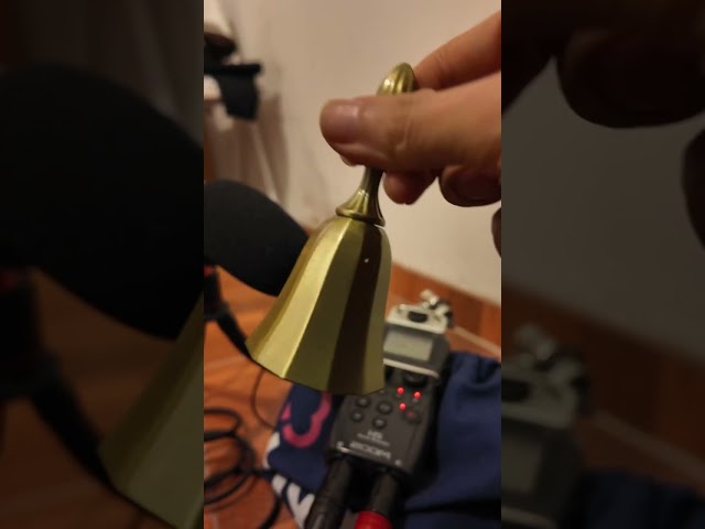Vídeo relacionado con Campana de mano, 1 Piezas Campana De Mano de Navidad, Fun Metal Call Bell para servicios, Anillos para un beso, Sonrisas o cerveza, Bellas de timbre de altavoces para mesa de bodas, Eventos de fiesta