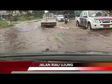 Banjir dan Jalan Rusak Mengancam Keselamatan Pengendara di Jalan Riau Ujung