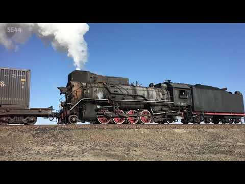 [Chinese steam locomotive]Chasing a steam locomotive on the Gobi Desert in Sandaoling-戈壁滩上追真正的火车